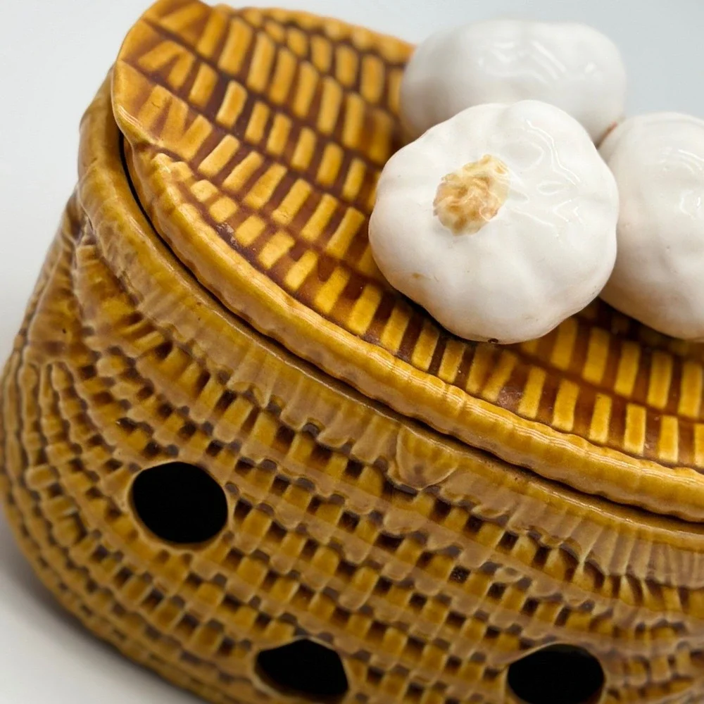 Ceramic Garlic Keeper Woven Basket Style Storage Jar with Garlic Bulb Lid Brown